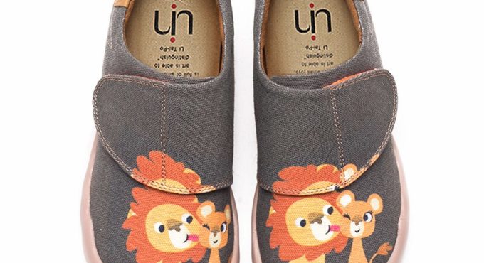 UIN Honey Lion Design Big Kids Painted Canvas Shoes for Boys/Girls Hook & Loop Casual Sneakers Soft Flats
